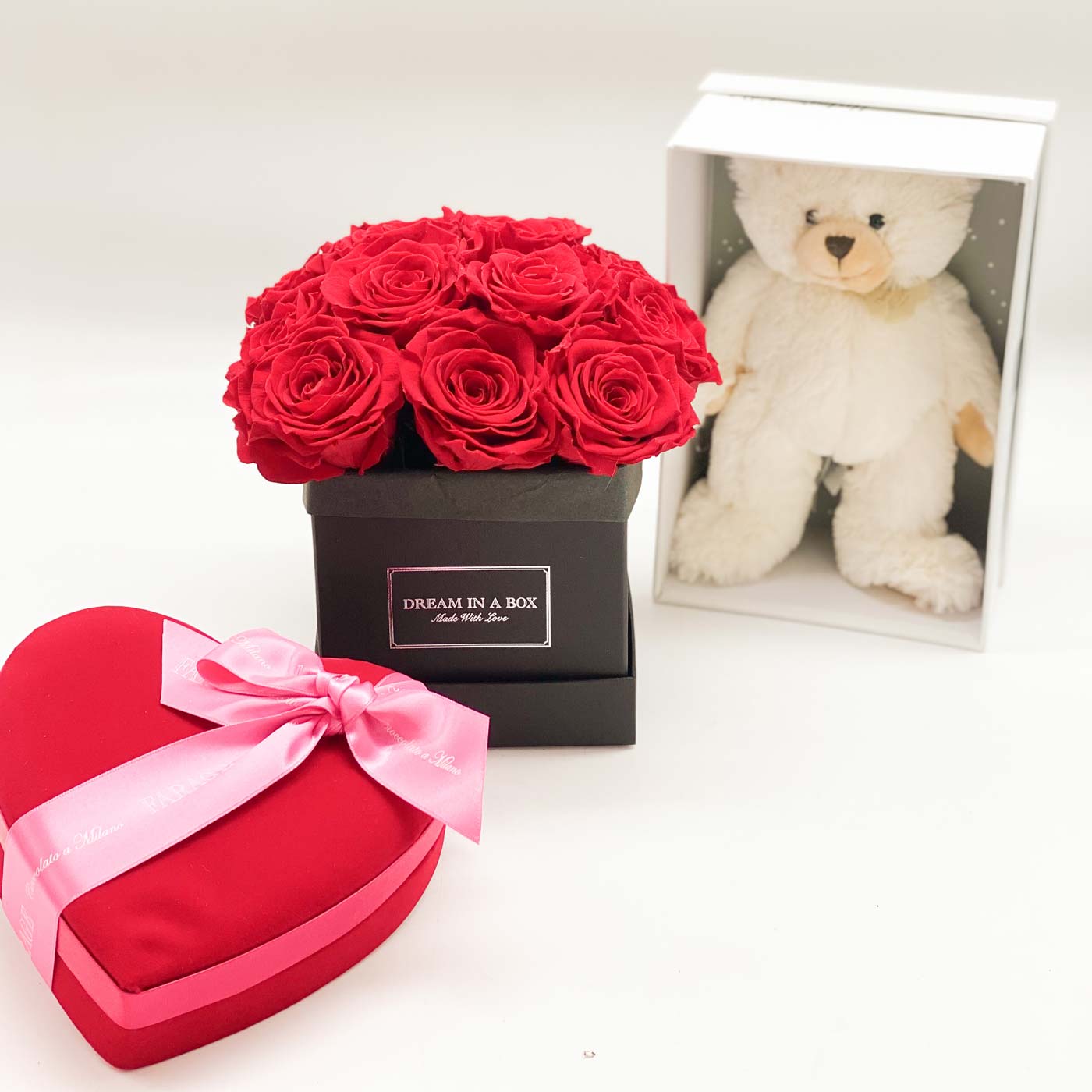Mini Square Dream Special San Valentino con rose rosse, scatola a cuore  grande di praline miste, pin a forma di cuore e mini orso in scatola (rose  stabilizzate)